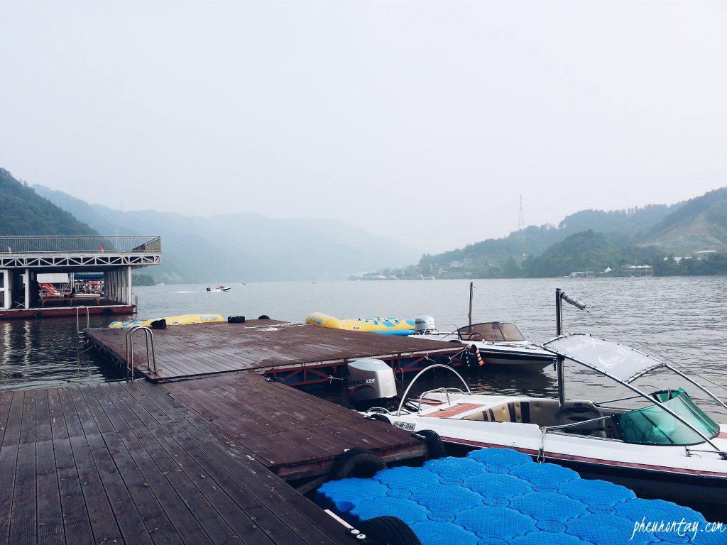 morning at cheongpyeong lake 