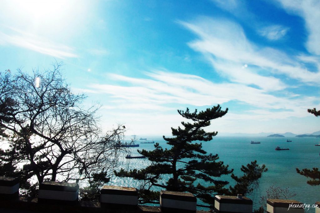 sea and cliffs at taejongdae 