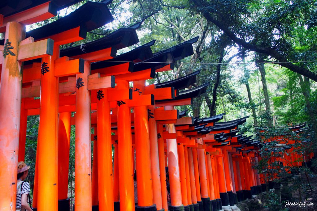 fushimi inari shrine tori gates 